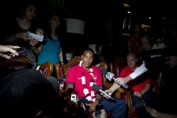 Pemain Arsenal, Theo Walcott saat jumpa pers di Bandara Halim Perdanakusuma, Jakarta Timur, Jumat (12/7/2013). Arsenal akan melakoni pertandingan uji coba melawan Indonesia Dream Team di Stadion Utama Gelora Bung Karno pada Minggu, 14 Juli mendatang. 