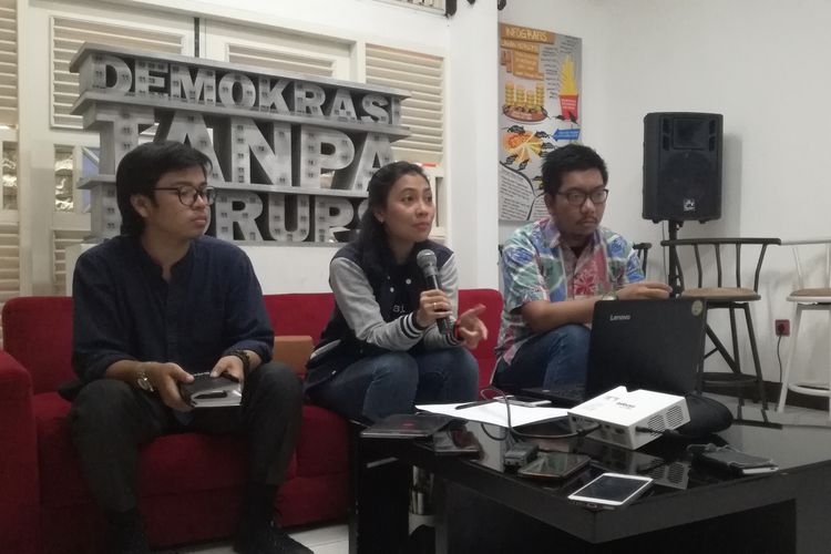 Peneliti ICW Dewi Anggraeni (tengah) dan Kurnia Ramadhana (paling kanan) di Kantor ICW, Jakarta, Minggu (14/4/2019)