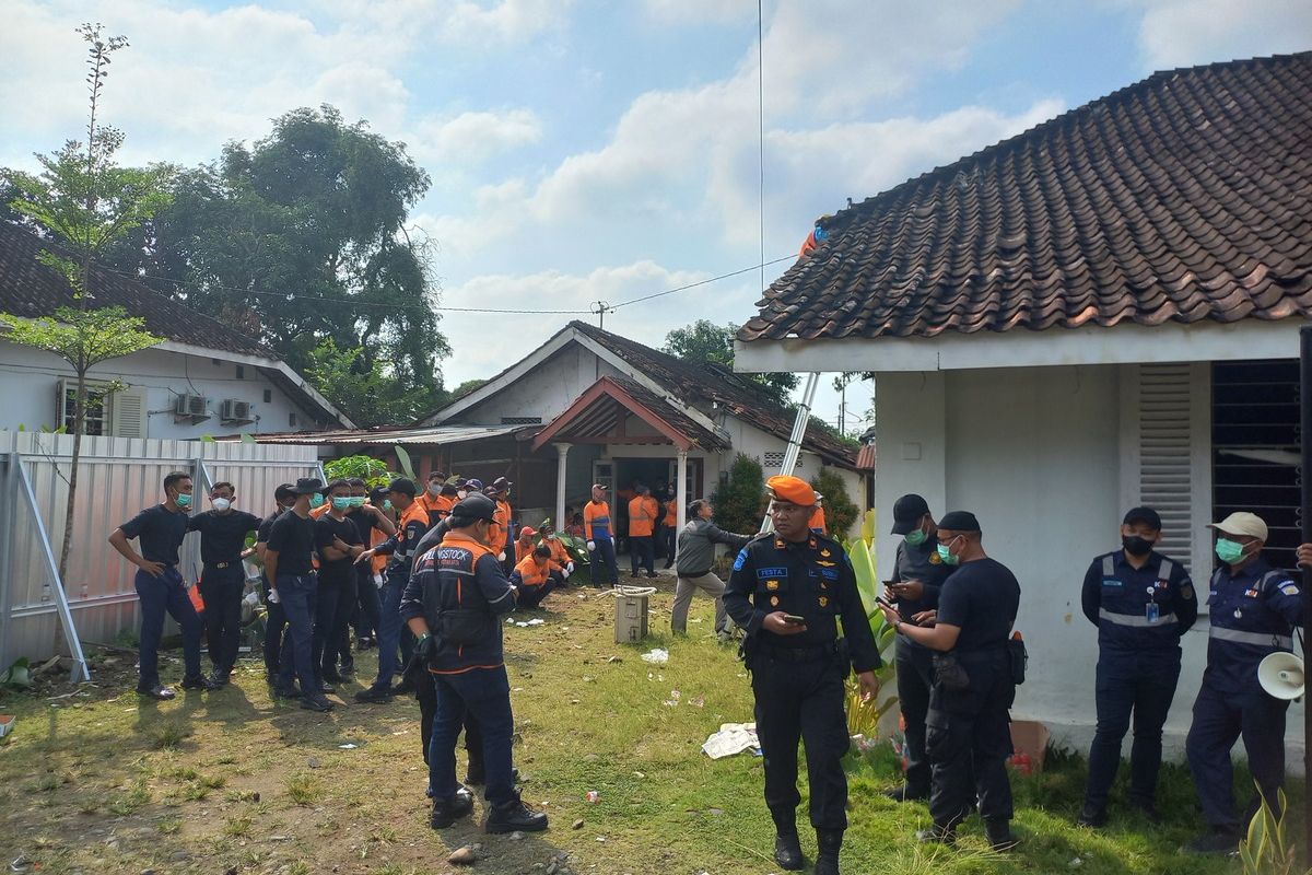 KAI Daop 6 Yogyakarta saat melakukan eksekusi satu rumah di Jalan Hayam Wuruk no 110, Selasa (8/7/2025)