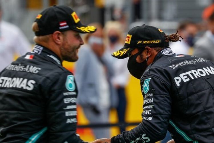 Dua pebalap Mercedes, Valtteri Bottas dan Lewis Hamilton, seusai balapan Formula 1 GP Styria yang dilangsungkan di Sirkuit Red Bull Ring, Austria pada Minggu (12/7/2020) malam WIB.