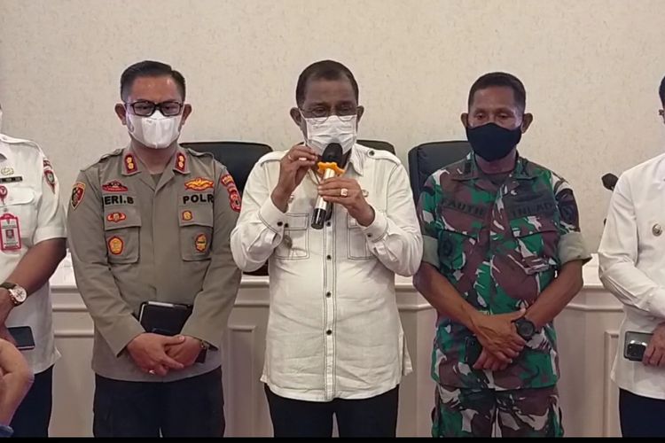 Wali Kota Ambon Richard Louhenapessy (tengah) memberikan imbauan kepada masyarakat Kota Ambon agar tidak terpoengaruh dengan isu provokatif. Imbauan itu disampaikan setelah memimpin rapat bersama para kepala desa, raja, lurah dan camat di Kantor Wali Kota Ambon, Rabu (26/1/2022)