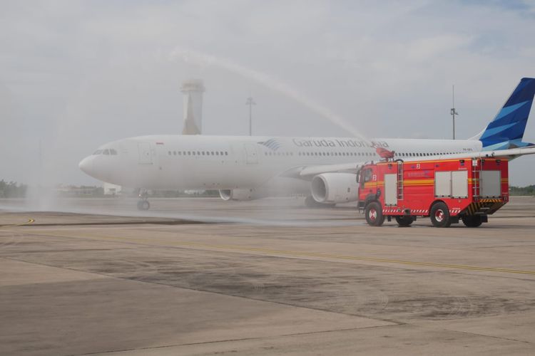 Penerbangan umrah perdana pasca pandemi di Bandara Kertajati.