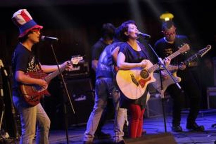 Denny Chasmala, Riri, Kin Aulia (kiri ke kanan) tampil dalam konser penggalangan dana 'Dari Gitaris untuk Indonesia' di Bentara Budaya Jakarta, 12 Februari 2014. Konser yang menampilkan 47 orang gitaris Tanah Air ini mampu menghimpun dana amal sebesar Rp 1,7 miliar.