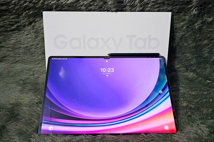 Samsung Galaxy Tab S9 Ultra memiliki layar Dynamic AMOLED 2x 14,6 inci dengan resolusi WQXGA+ (2.960 x 1.848 piksel), refresh rate 120 Hz.