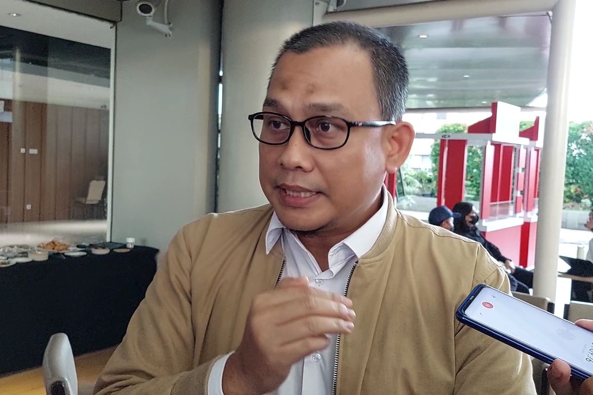 Kepala Bagian Pemberiitaan KPK Ali Fikri mengumumkan pihaknya telah menetapkan sejumlah tersangka dugaan korupsi pembangunan kantor DPRD Morowali Utara, Sulawesi Tengah saat ditemui di Gedung Juang KPK, Senin (21/11/2022).