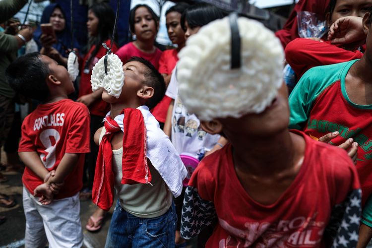 Anak-anak kecil melakukan lomba makan kerupuk untuk memeriahkan HUT ke-74 Kemerdekaan RI di kawasan Petamburan, Tanah Abang, Jakarta, Sabtu (17/8/2019).