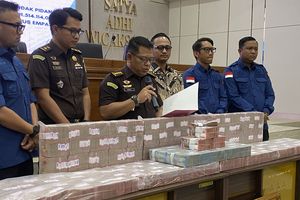 Penampakan Uang Korupsi Jalan Tol Lampung Rp 7,8 Miliar Bertumpuk di Meja