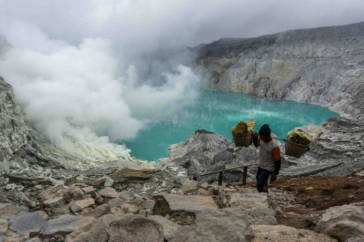 Aktivitas di Kawah Gunung Ijen.
