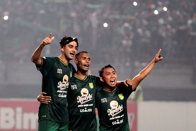 Pemain asing Persebaya Surabaya, Otavio Dutra (kiri).