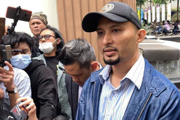 Andre Irawan usai menghadiri sidang perceraiannya dengan Roro Fitria di Pengadilan Agama (PA) Jakarta Selatan, Selasa (27/9/2022). 