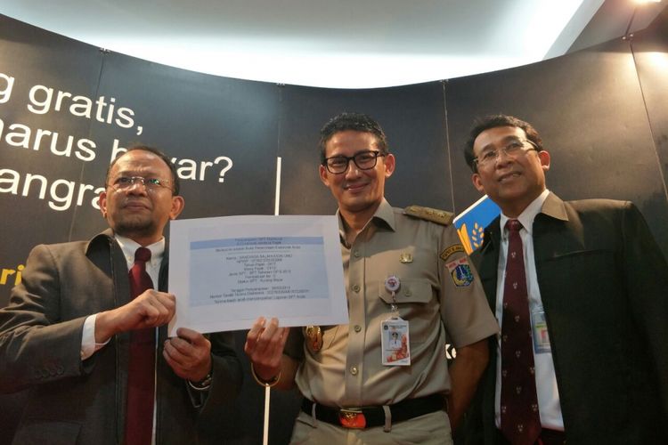 Wakil Gubernur DKI Jakarta Sandiaga Uno melaporkan pajak tahun 2017 di KPP Wajib Panak Besar, Jalan Sudirman, Senin (26/3/2018). 