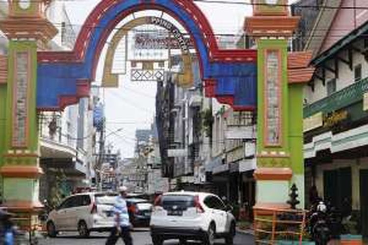 Gapura di akses masuk Jalan Somba Opu, Makassar, Sulawesi Selatan, seperti terlihat pada hari Kamis (10/11/2016). Kawasan pertokoan yang dibuka sejak tahun 1970 itu menjadi ikon Kota Makassar, salah satunya sebagai pusat perdagangan emas di Sulawesi Selatan.