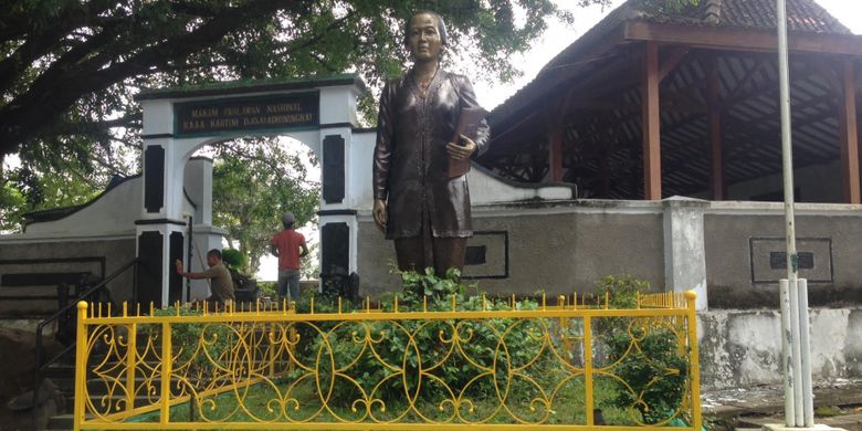 Para pekeja merapikan areal makam RA Kartini di Rembang, Jawa Tengah, Minggu (26/3/2017).