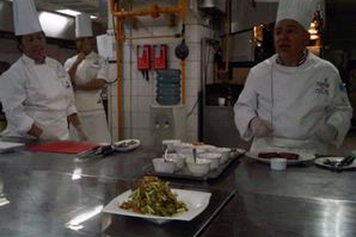 Chef Andrew Gold dari Institute of Culinary Education, New York, Amerika bersama Chef Jill Sandique, anggota USDA CoC Filipina (kiri), melatih empat chef Indonesia dalam program USDA Council of Chef, Train the Trainers, di Jakarta. 