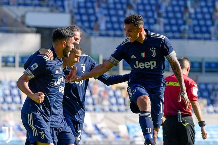 Cristiano Ronaldo merayakan gol bersama rekan-rekannya pada laga Lazio vs Juventus, di Stadion Olimpico, Roma, Minggu (8/11/2020).