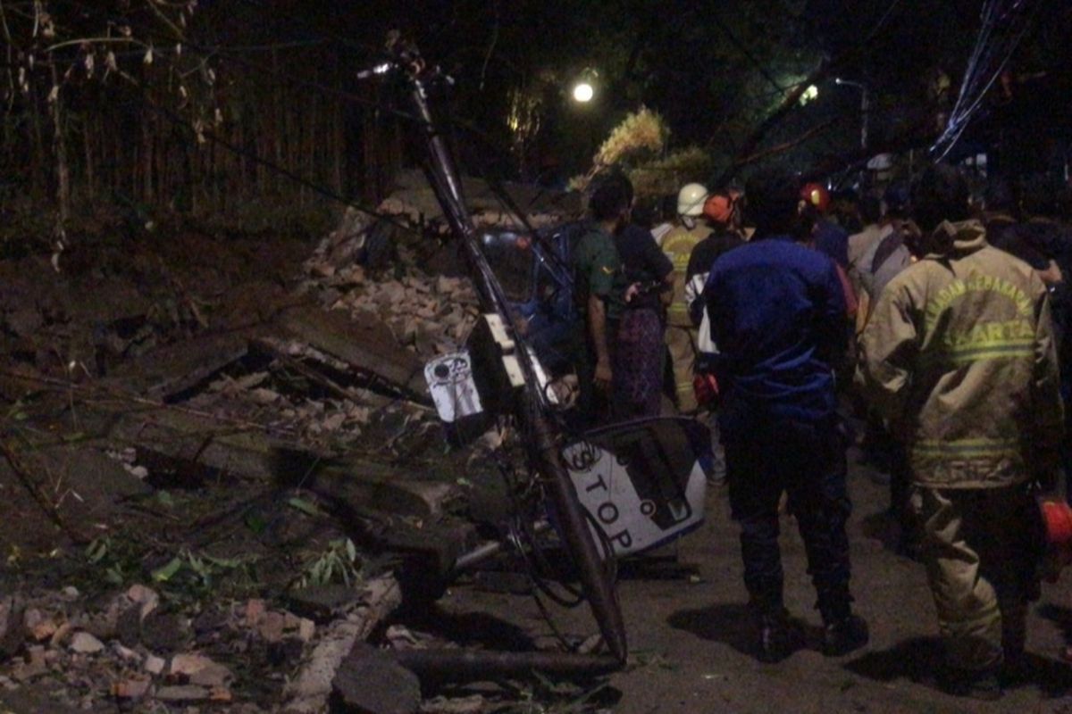 Pohon tumbang yang mengakibatkan tembok ambruk hingga menimpa dua mobil terjadi di Jalan Menteng Atas, Setiabudi, Jakarta Selatan pada Kamis (2/5/2022) sore.