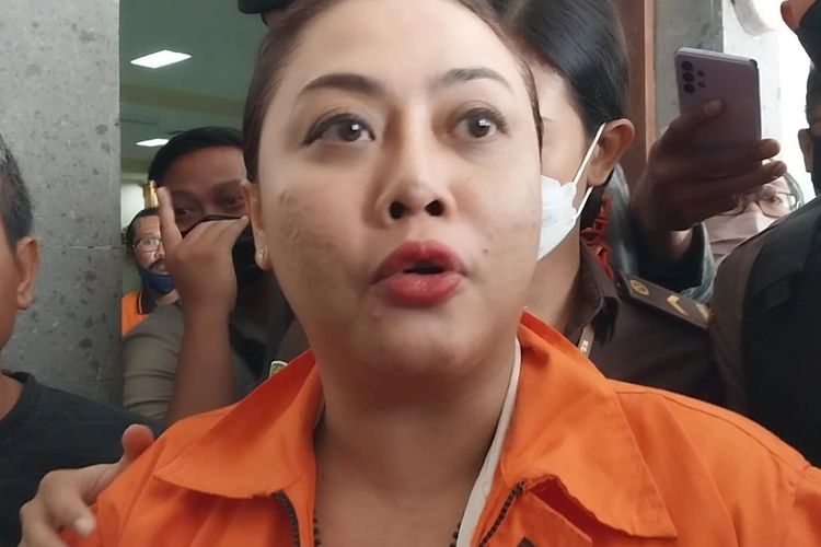 Mantan Bupati Tabanan Ni Putu Eka Wiryastuti seusai menjalani sidang perdana di Pengadilan Tipikor Denpasar pada Selasa (14/6/2022). Kompas.com/ Yohanes Valdi Seriang Ginta
