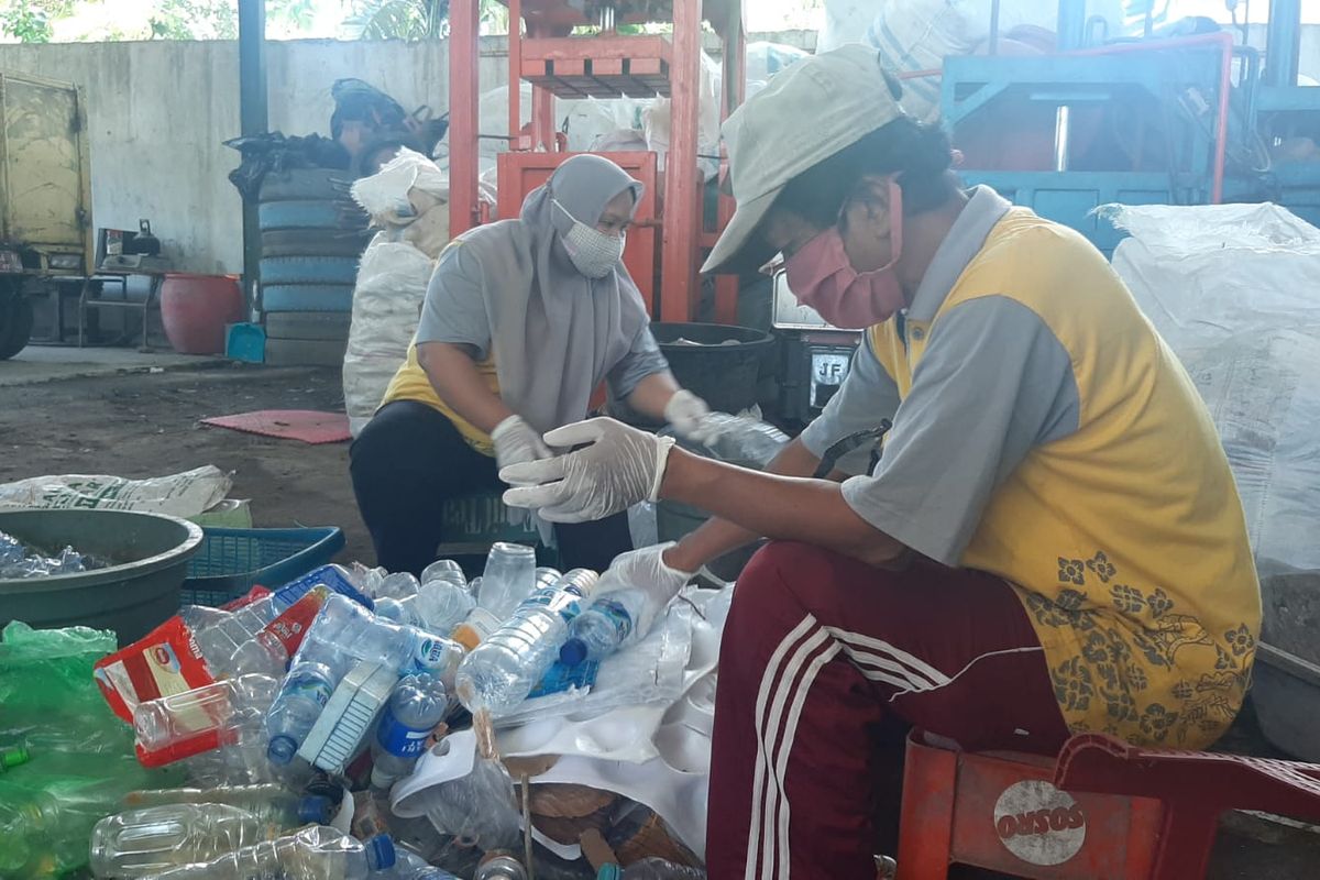 Kegiatan pemilahan sampah di Bank Sampah Banyuwangi