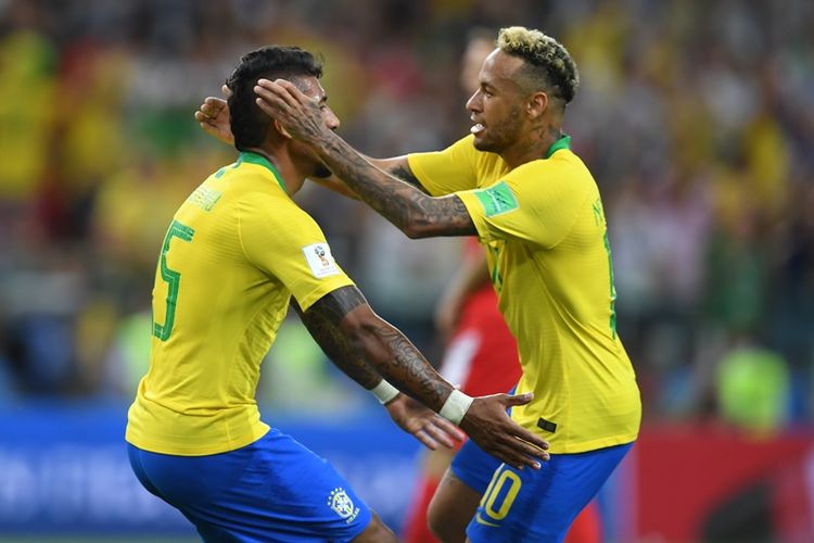 Gelandang Brasil, Paulinho, melakukan selebrasi bersama Neymar (kanan), setelah mencetak gol ke gawang Serbia dalam laga penyisihan Grup E Piala Dunia 2018 di Spartak Stadium, Moscow, Rabu (27/6/2018).
