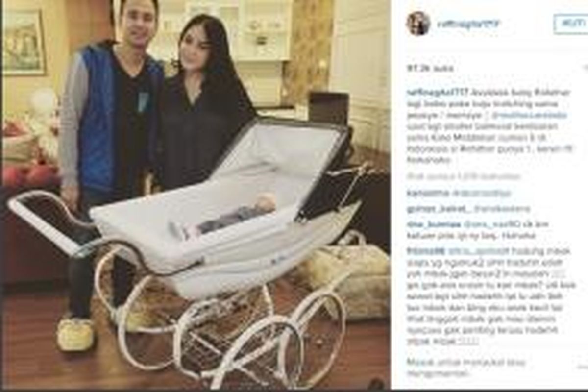 Foto Raffi Ahmad dan Nagita Slavina bersama putra mereka, Rafathar Malik Ahmad, dipajang pada akun Instagram pasangan suami istri artis peran itu, @raffinagita1717.