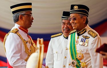 Yang di-Pertuan Agong Sultan Abdullah dan mantan Perdana Menteri Malaysia Mahathir Mohamad