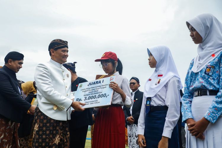 Gubernur Jawa Tengah Ahmad Luthfi dalam upacara Hari Jadi ke-80 Provinsi Jateng di lapangan Kawasan Ekonomi Khusus (KEK) Industropolis Batang, Selasa (19/8/2025).