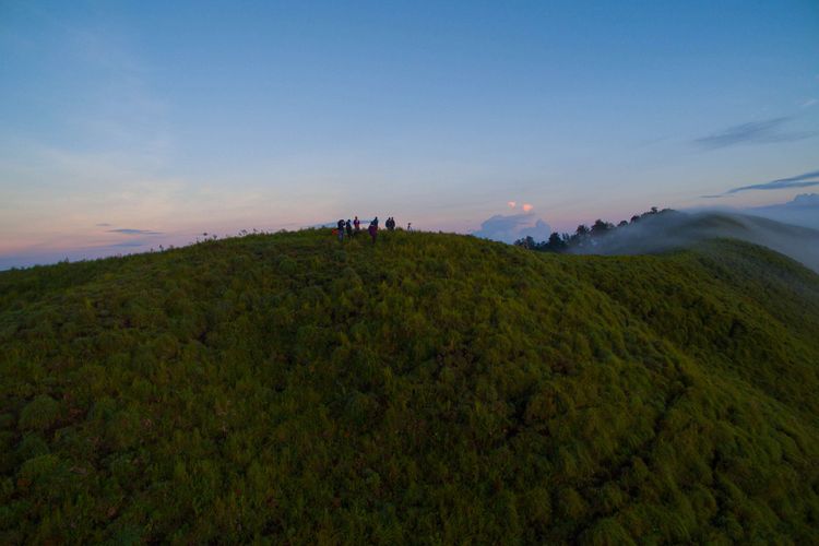Lanskap matahari terbit dari puncak Bukit Pergasingan, Lombok Timur, Nusa Tenggara Barat, Kamis (19/3/2015). Puncak Bukit Pergasingan menjadi pilihan wisata trekking di Lombok Timur untuk menyaksikan matahari terbit dan lanskap Gunung Rinjani. KOMPAS IMAGES/FIKRIA HIDAYAT