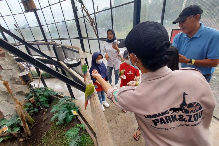 Aviari burung di Lembang Park and Zoo. Harga tiket masuk Lembang Park & Zoo adalah Rp 50.000 untuk hari biasa dan Rp 70.000 untuk akhir pekan.