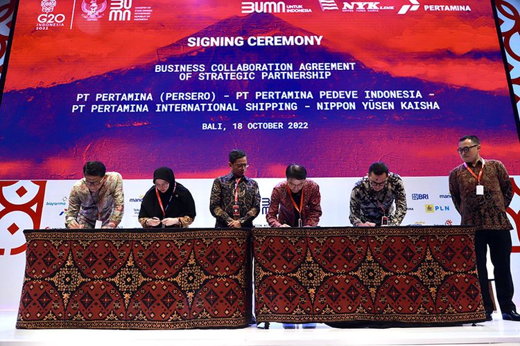 Pertamina menandatangani dua belas MoU terkait transisi energi dan energi bersih di Bali Nusa Dua Convention Center (BNDCC), Nusa Dua, Bali, Selasa (18/10/2022).

