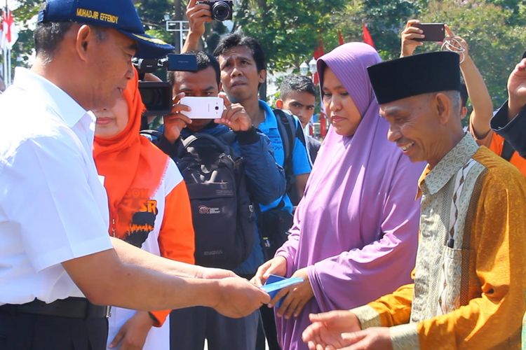 Mataram, Kompas Com , Mendikbud RI, Muhadjir Effendy, Minggu (9/9) menyerahkan bukubtabungan pada perwakilan guru se Lombok dan Sumbawa. Lrbih dari 5 ribu guru menerima bantuan atau tunjangan  masung masing Rp 1,5 juta untuk PNS dan  Rp 2 juta rupiah untuk yang non PNS  selama 6 bulan, mereka adalah guru guru korban gempa Lombok.