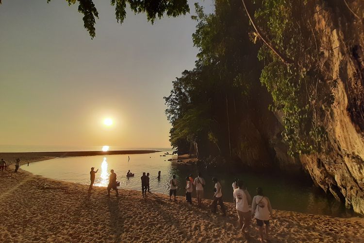 Suasana saat matahari terbenam di Sungai Tamborasi, Kabupaten Kolaka, Sulawesi Tenggara.