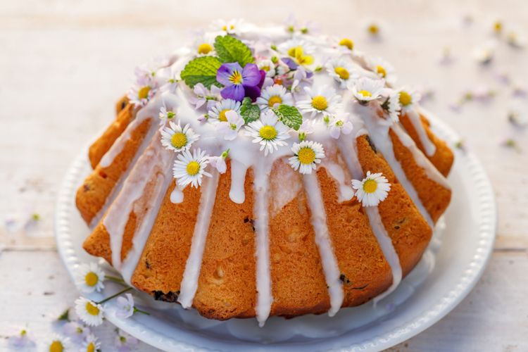 ilustrasi kue dengan edible flower. 