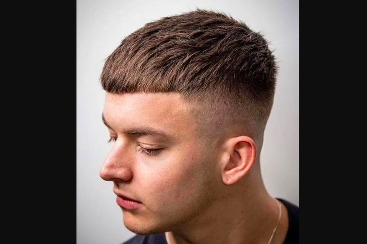 Gaya rambut Mid fade and short crop mens cut