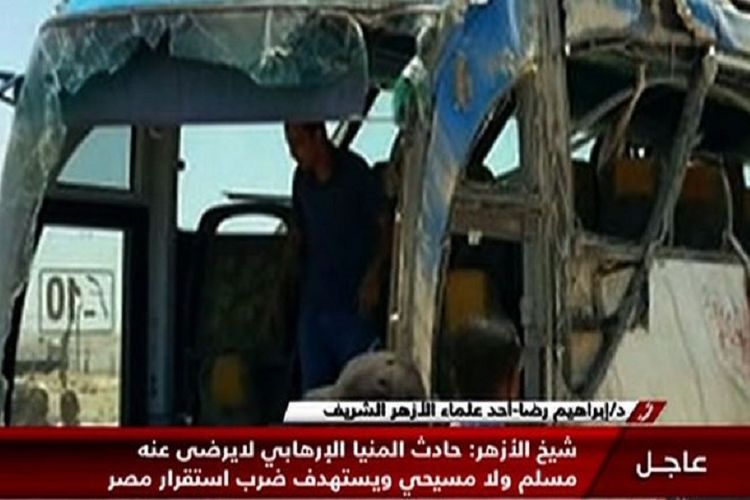 Sebuah gambar yang diambil dari televisi Mesir, Nile News, memperlihatkan kondisi bus yang diserang tersebut, berada dalam kondisi rusak berat. 