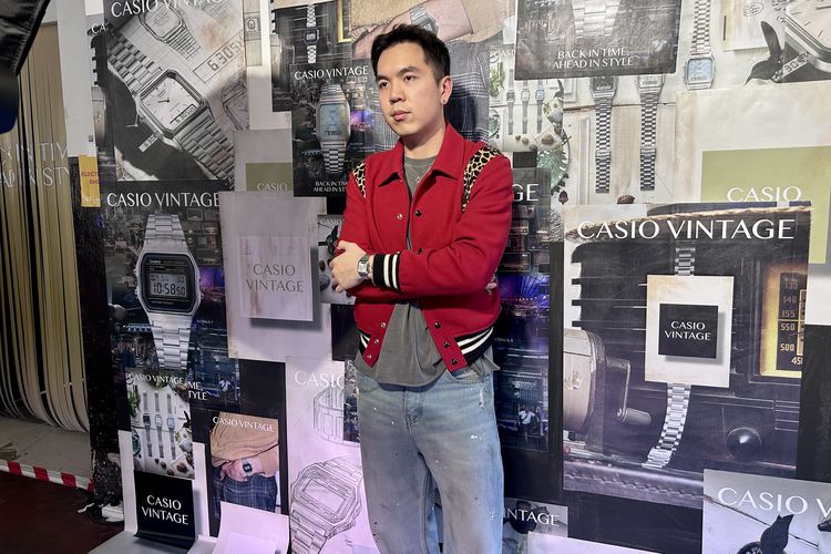 Penampilan influencer fashion Kent Hadi dalam acara CASIO VINTAGE “Back in Time, Ahead in Style” di Bangkok, Thailand, Jumat (21/11/2025).