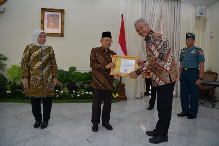 Ganjar menerima penghargaan Anugerah Paramakarya dari Kementerian Ketenagakerjaan dan Transmigrasi, di Istana Wakil Presiden, Kamis (28/11/2019).