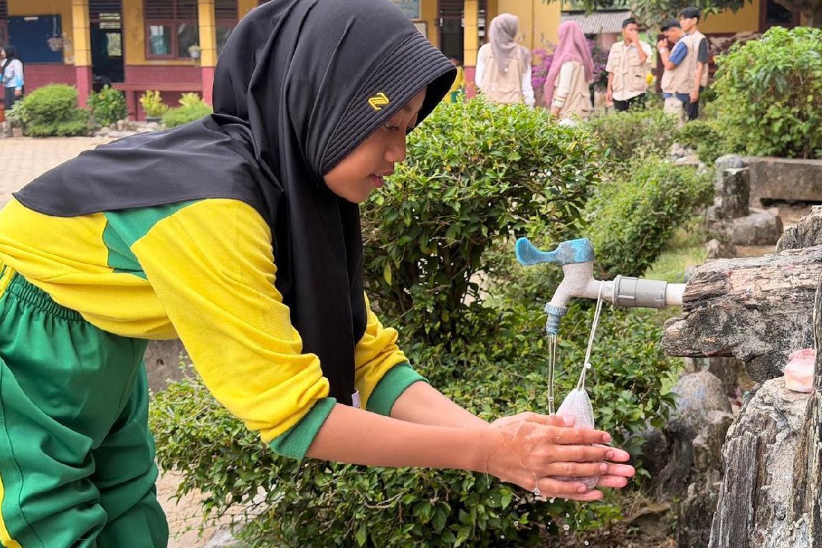 Seorang siswa sedang mencuci tangan. Ini merupakan salah satu pembiasaan perilaku hidup bersih dan sehat.