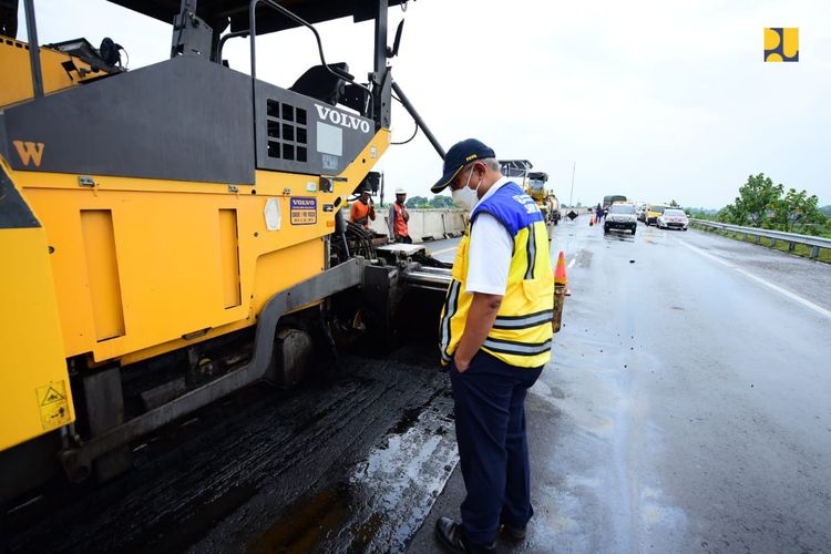 Menteri PUPR Basuki Hadimuljono meninjau perbaikan Jalan Tol Trans Sumatera (JTTS) jelang arus mudik lebaran 2022 