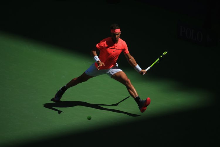 Petenis Spanyol, Rafael Nadal, memukul bola ketika melawan petenis Ukraina, Alexandr Dolgopolov, dalam pertandingan babak keempat Grand Slam AS Terbuka 2017 di USTA Billie Jean King National Tennis Center, 4 September 2017.