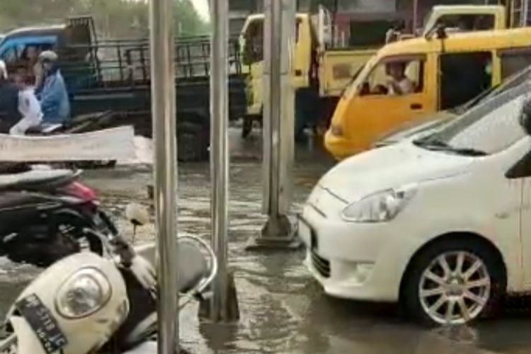 Tangkapan layar video viral, detik-detik saat korban berada dalam genangan banjir akibat terkena sengatan listrik.
