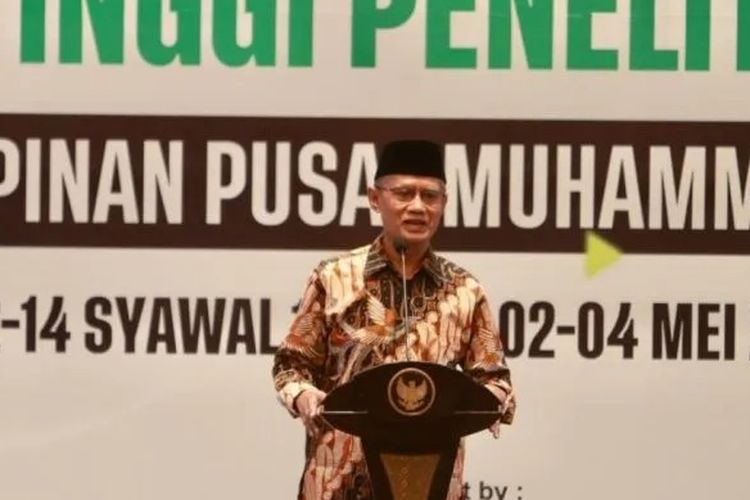 Ketua Umum PP Muhammadiyah K.H. Haedar Nashir saat membuka Rapat Kerja Nasional Majelis Pendidikan Tinggi Penelitian dan Pengembangan PP Muhammadiyah di Surabaya, Jawa Timur, Selasa (2/5/2023). (ANTARA/Willi Irawan)