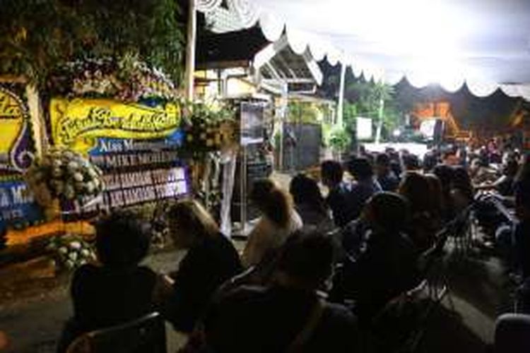 Suasana kebaktian penghiburan di rumah duka Mike Mohede di Jalan Kuricang Raya, Bintaro, Tangerang Selatan, Senin (1/8/2016).