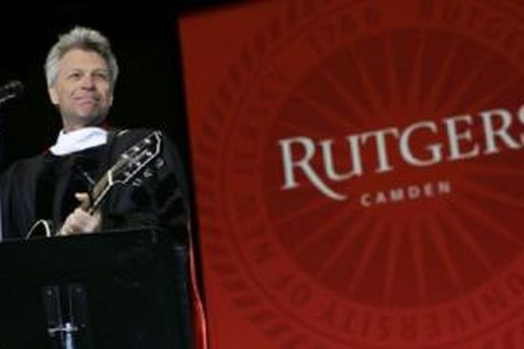 Pidato wisuda oleh rocker Jon Bon Jovi di Universitas Rutgers, di Negara Bagian New Jersey, AS.