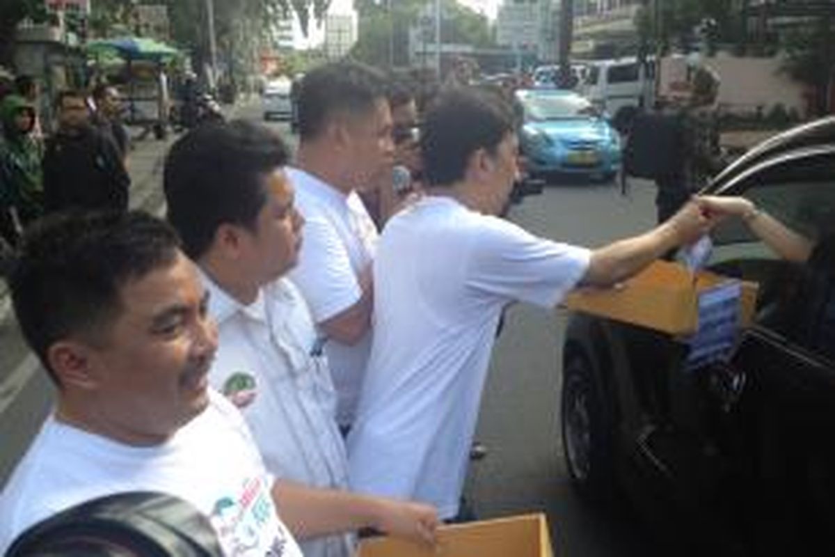 Relawan Gerakan 1000 Rupiah untuk Jokowi-JK menggalang dana di kawasan Cikini, Jakarta, Minggu (25/5/2014).