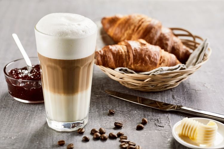 Ilustrasi macchiato coffee dengan foam susu tebal di atasnya.
