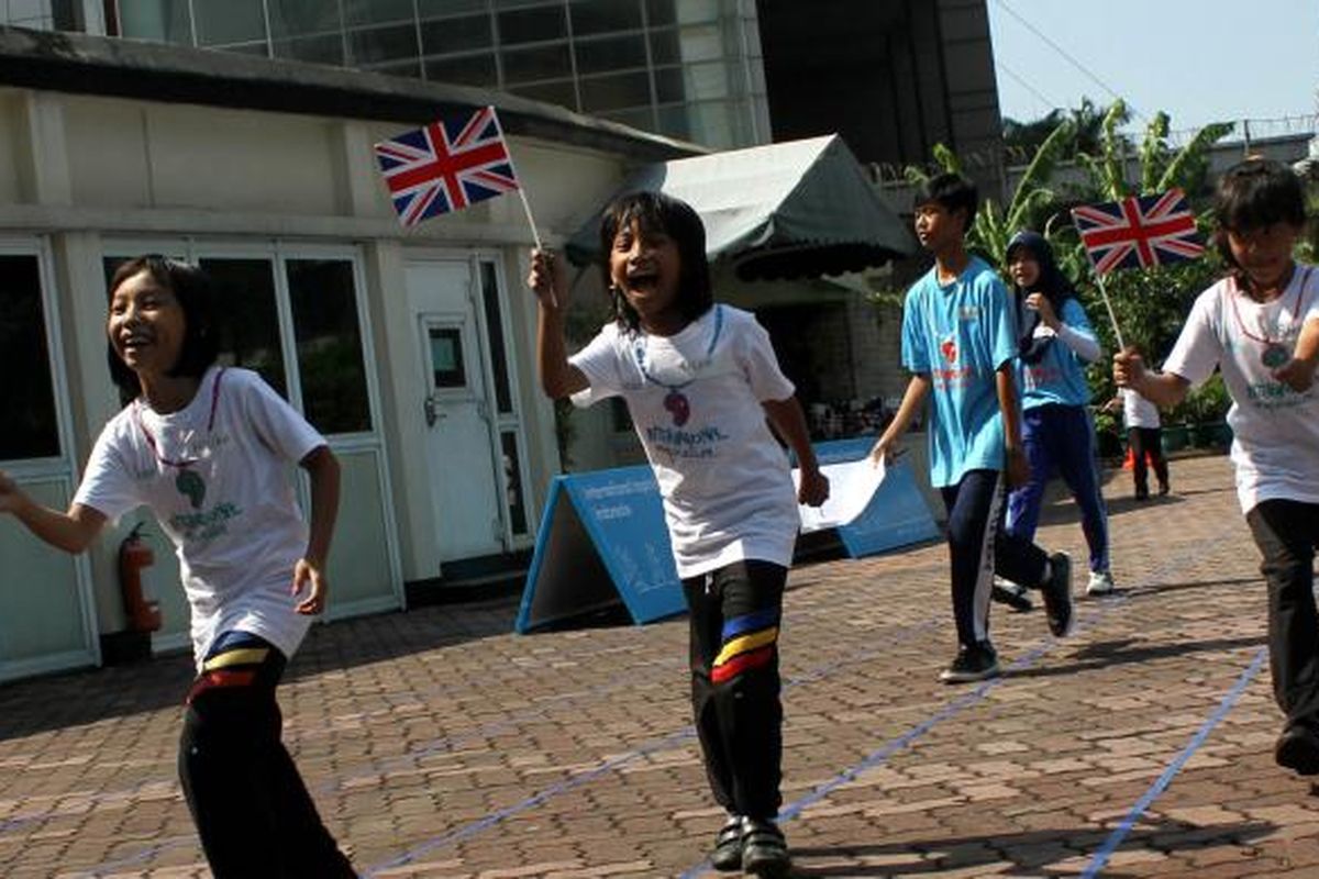Siswa sekolah dasar bermain permainan tradisional di halaman Kedutaan Besar Inggris Jakarta Pusat, Rabu (18/42012). Kedutaan besar Inggris akan dibeli secara paksa oleh Pemda DKI Jakarta.