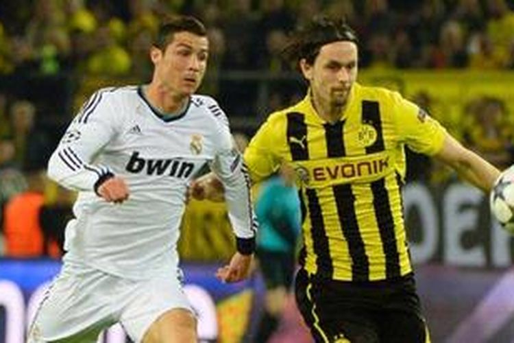 Bek Borussia Dortmund, Neven Subotic (kanan), berebut bola dengan gelandang Real Madrid, Cristiano Ronaldo, pada leg pertama semifinal Liga Champions, di Signal Iduna Park, Rabu (24/4/2013).