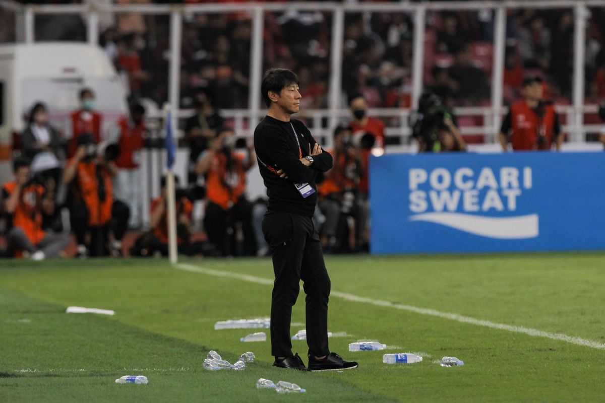Pelatih timnas Indonesia, Shin Tae Yong saat pertandingan melawan pemain timnas Vietnam pada leg pertama semifinal Piala AFF 2022 di Stadion Utama Gelora Bung Karno (SUGBK), Jakarta, Jumat (6/1/2023). Pertandingan ini berakhir dengan skor 0-0. Selanjutnya, Indonesia akan kembali melawan Vietnam pada leg kedua semifinal Piala AFF 2022. Leg kedua Vietnam vs Indonesia dijadwalkan berlangsung di Stadion Nasional My Dinh, Hanoi, pada Senin (9/1/2023) malam WIB.
