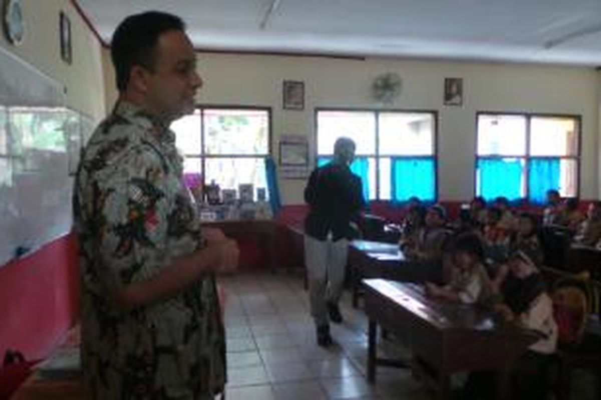 Menteri Kebudayaan dan Pendidikan Dasar dan Menengah Anies Baswedan melakukan sidak di SD Negeri Sukmajaya. Jumat (14/11/2014).