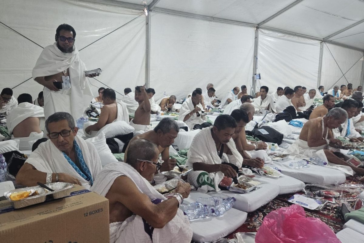 Jemaah haji Indonesia berada di tenda di Arafah.